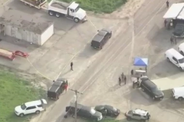 ZALETEO SE AUTOMOBILOM I PROBIO OGRADU ZGRADE FBI: Drama u metropoli, vozač pokušao da napravi haos (FOTO)