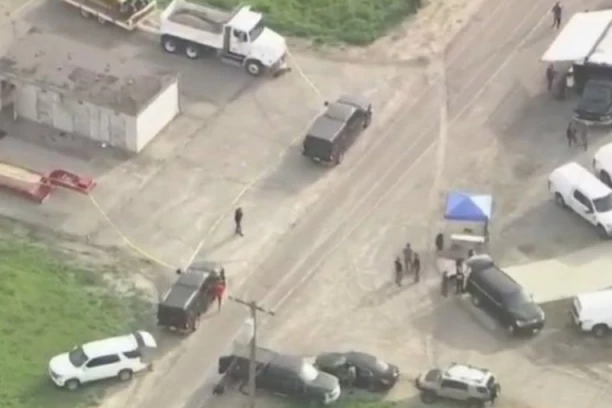 ZALETEO SE AUTOMOBILOM I PROBIO OGRADU ZGRADE FBI: Drama u metropoli, vozač pokušao da napravi haos (FOTO)