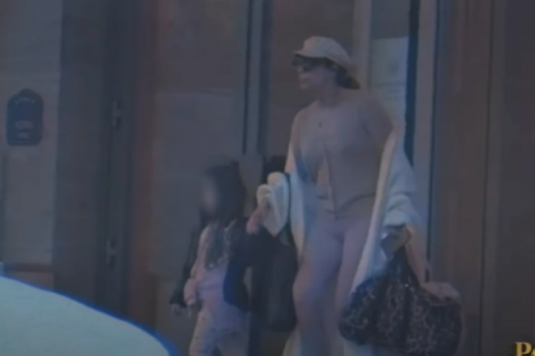 Ana izvodi ćerku iz stana