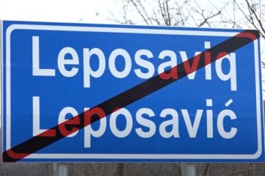 UKLANJAJU ĆIRILIČNE TABLE NA SEVERU KOSOVA: Radnike čuva policija! (VIDEO)