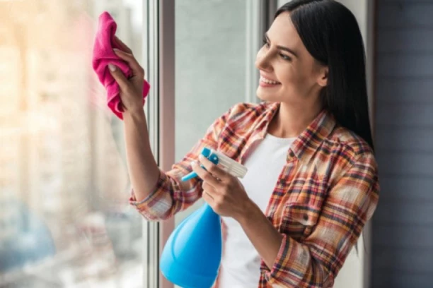 OČISTITE PROZORE BEZ MRLJA: Ne trebaju vam skupi sastojci, a rezultat će vas oduševiti (FOTO)