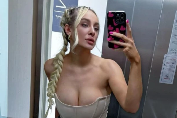 LUNA ĐOGANI POKAZALA OGROMNE GRUDI: Nikad vrelije izdanje, na njoj sve PUCA u uskom korsetu (FOTO)