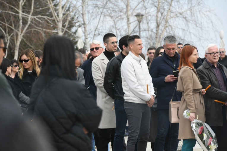 Nikola Rokvić na sahrani Žane Okuke