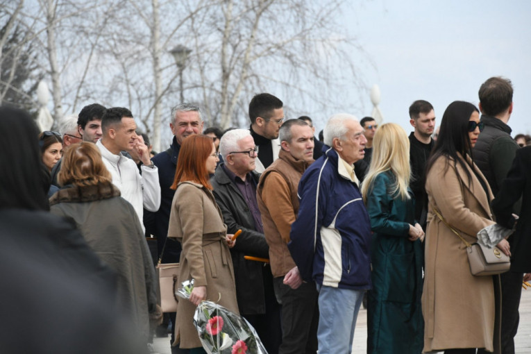Nikola Rokvić na sahrani Žane Okuke