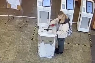 U INAT PUTINU: Težak incident na predsedničkim izborima u Rusiji, reagovala policija (VIDEO)