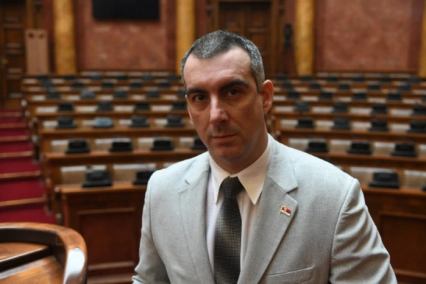 ORLIĆ ČESTITAO VASKRS SVIM VERNICIMA I POSLAO SNAŽNU PORUKU: Nadahnuti radošću vaskrsenja i osnaženi verom nastavićemo da branimo svoje nacionalne interese! (FOTO)