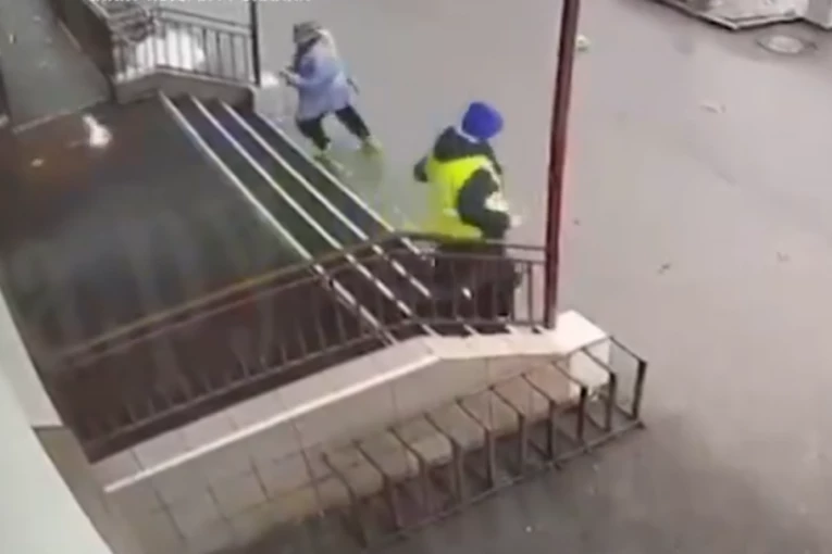 NIŽU SE IZBORNI INCIDENTI U RUSIJI: Žena u Sankt Peterburgu bacila molotovljev koktel na biračko mesto (VIDEO)