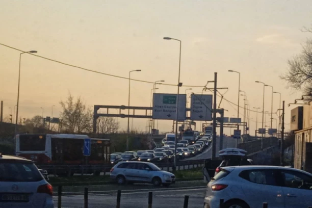 STANJE NA PUTEVIMA: Saobraćaj može biti povremeno pojačan