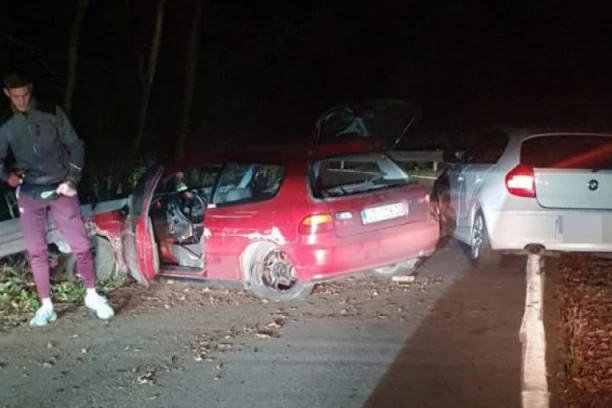 SAZNAJEMO! SAOBRAĆAJNA NESREĆA KOD RAKOVICE! Vozila SLUPANA na putu, delovi auta rasuti! (FOTO)