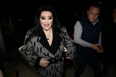 DRAGANA MIRKOVIĆ STIGLA U NIŠ: Pogledajte u kakvoj BESNOJ MEČKI je stigla na koncert! (VIDEO)