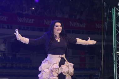 OVAKAV KONCERT NIKADA NISTE VIDELI: Dragana napravila SPEKTAKL - jedna koleginica KLEČALA NA KOLENIMA, druga nosila HALJINU iz 2006. godine!