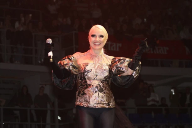 SVE OČI UPRTE U MAJU NIKOLIĆ: Pogledajte u kakvom smo je izdanju zatekli dok je NAPUŠTALA Srbiju! (GALERIJA)