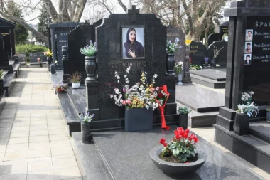 MISTERIJA CRVENIH RUŽA NA GROBU KSENIJE PAJČIN: Jedan čovek svake godine KRIŠOM posećuje mesto večnog počinka UBIJENE pevačice! (FOTO)