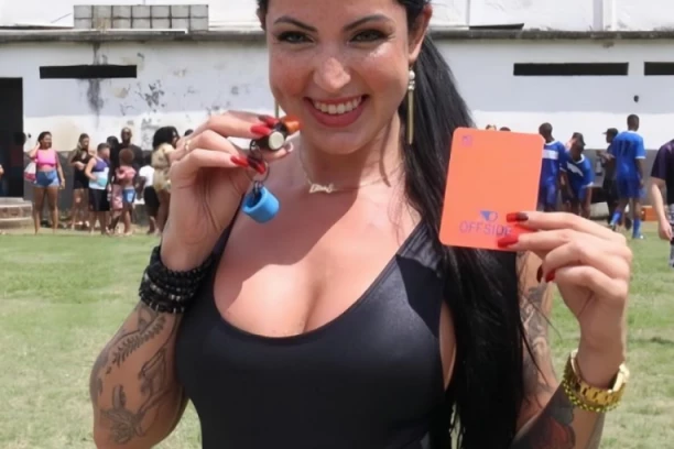 PRELAZI NA DUVANJE U PIŠTALJKU: Poznata PORNO ZVEZDA postaje fudbalski sudija!