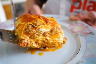 NIJE ZA ONE SA SLABIM ŽELUCEM! Žena kupila lazanje, stavila ih da se kuvaju, a onda na površini vode UGLEDALA JEZIV PRIZOR! (FOTO)