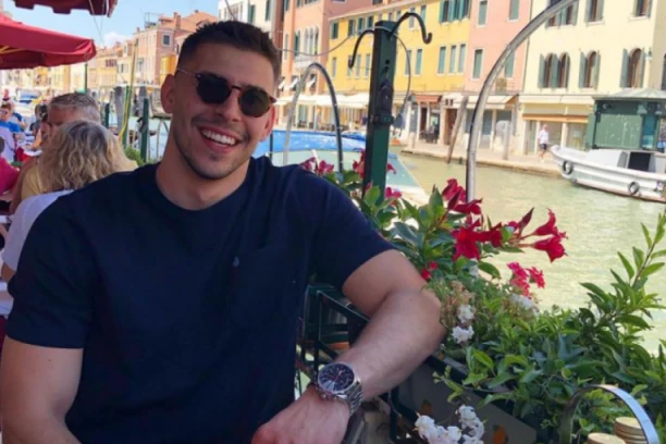 SEĆATE LI SE OVOG BIVŠEG ZADRUGARA? Dame otkidaju za njegovim MIŠIĆIMA, pričalo se o AFERI sa Lunom, a za njim su LUDOVALE dve takmičarke! (GALERIJA)