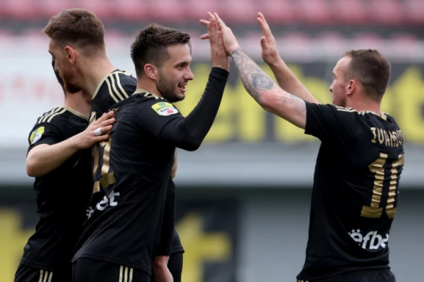 BRĐANI BEZ TRENERA ISPUSTILI POBEDU NA KROVU! Adžić NASTAVIO golgetersku SERIJU!