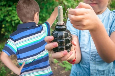 UŽAS KOD TUTINA! Deca pronašla bombu u selu i igrala se, pa je bacila na livadu - velika eksplozija potresla celo selo!