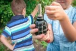 HOROR! Deca u Brčkom pronašla 3 bombe u kesi!