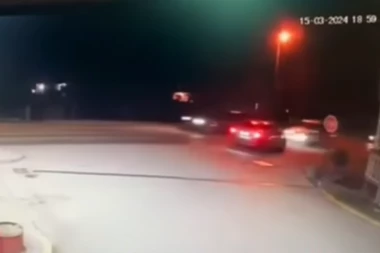 JEZIV ČEONI SUDAR! BMW SE UKLJUČIVAO NA PUT SA PUMPE, A ONDA...Kamera snimila užasnu nesreću kod Gornjih  Rainaca (VIDEO)