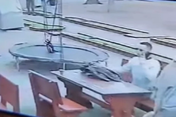 MLADIĆ U BEOGRADU UKRAO NOVČANIK ŽENI SA DETETOM: Kamera kafića sve snimila (VIDEO)