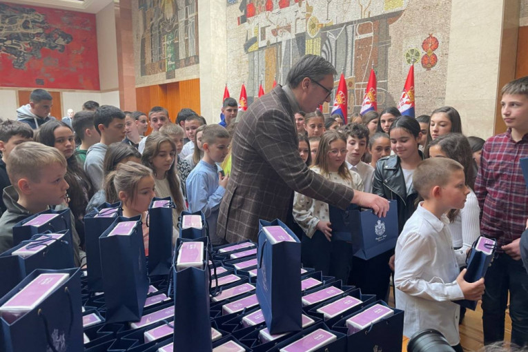 Predsednik Vučić deci deli poklone