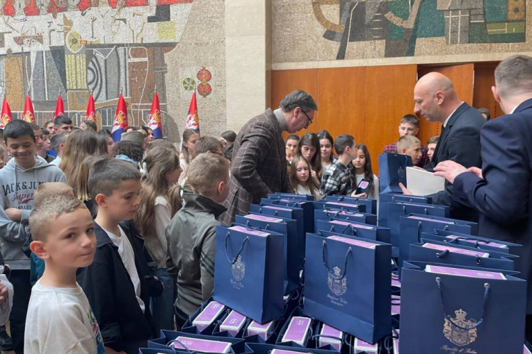 Predsednik Vučić deci deli poklone
