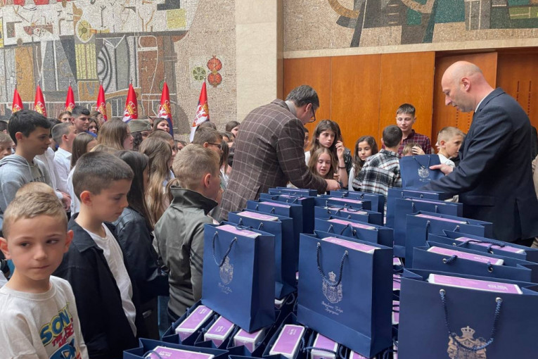 Predsednik Vučić deci deli poklone