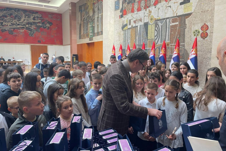 Predsednik Vučić deci deli poklone