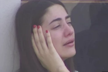 UMESTO SVEĆICA NA TORTI, BELE RUŽE NA HLADNOM KAMENU: Anđela Đuričić SLOMLJENA zbog TRAGEDIJE koja ju je zadesila! (FOTO)