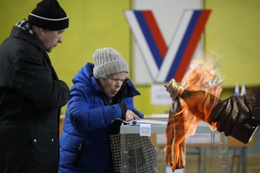 MOLOTOVLJEVIM KOKTELIMA NA BIRAČKO MESTO! Težak incident u Rusiji, hoće sve da spale!