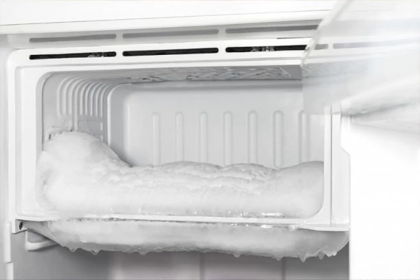 SPREČITE STVARANJE LEDA U ZAMRZIVAČU: Ove trikove MORATE znati, ako nemate automatsko odmrzavanje!