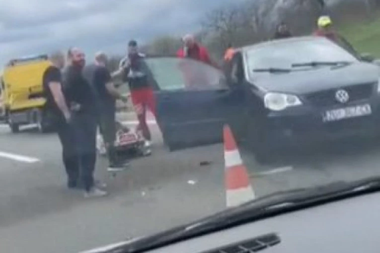 JEZIV UDES KOD VELIKE PLANE! Tri vozila UNIŠTENA, vatrogasci izvlače VOZAČA iz jednih kola! (FOTO,VIDEO)