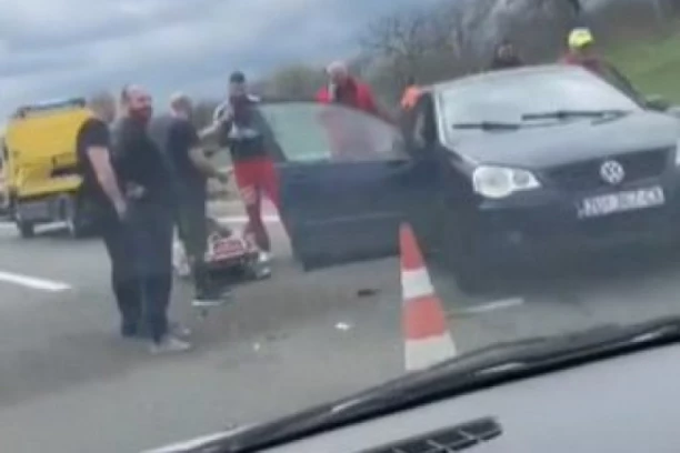 JEZIV UDES KOD VELIKE PLANE! Tri vozila UNIŠTENA, vatrogasci izvlače VOZAČA iz jednih kola! (FOTO,VIDEO)