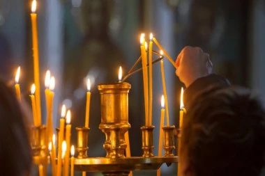 NEMOJTE VIŠE DA SE ZBUNJUJETE! Sveštenik razrešio NAJVEĆU NEDOUMICU SRBA - Dao odgovor na pitanje gde se pale sveće za žive, a gde za mrtve i koja je SIMBOLIKA