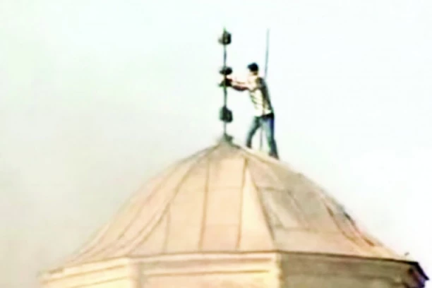 BOŽJA KAZNA ZA RUŠENJE KRSTA! Rak pojeo pluća i jetru divljaka!