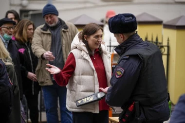 EKSPLOZIJA NA BIRAČKOM MESTU U RUSIJI: Žena sa petardom ranila sebe, evakuisano 50 ljudi