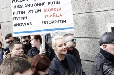 ULICAMA SVUDA SKANDIRALI ''JULIJA, JULIJA''! Udovica Navaljnog na dan izbora podržala protest protiv Putina