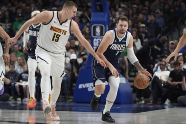 ROVOVSKA BORBA U DALASU! Luka DOMINIRA, Jokić VODI na poluvremenu! (VIDEO)