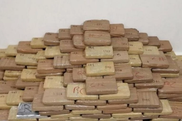 VELIKA POLICIJSKA AKCIJA! ZAPLENJENO VIŠE OD 100 KILOGRAMA KOKAINA, UHAPŠENO DEVET OSOBA! Osumnjičeni švercovali drogu u daskama tikovine!