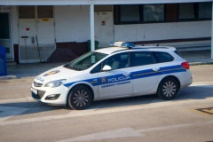 PA, KAKO BRE, DEDA? Vozač sa Balkana (71) za 10 MINUTA uspeo da ošteti DVA VOZILA, udari u saobraćajni znak i ZAKUCA SE U KUĆU!