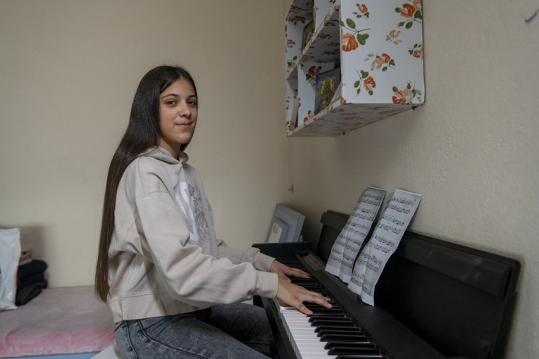 Pavlina Radovanović svira klavir