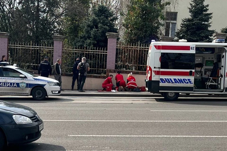 DRAMA U CENTRU BEOGRADA! Točak gradskog autobusa se OTKAČIO i pogodio slučajnog prolaznika, REANIMACIJA NA LICU MESTA! (VIDEO)