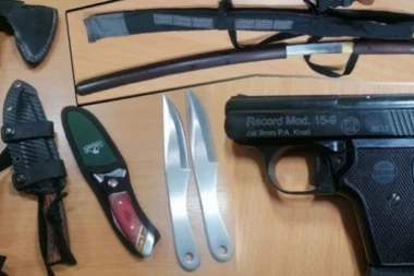 ŠOKANTNO OTKRIĆE NA CARINI: Zaplenjen DREVNI SAMURAJSKI MAČ! Evo šta su carinici još pronašli! (FOTO)