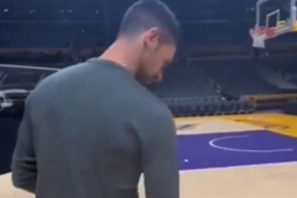 ĐOKOVIĆ POKAZAO ZAVIDNO KOŠARKAŠKO UMEĆE I OBRATIO SE LEBRONU: "Nisam tako loš, a?"