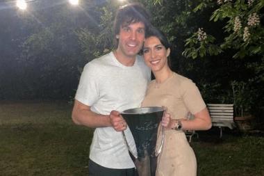 JELISAVETA I TEODOSIĆ ZAJEDNO PROSLAVLJAJU NJEGOV ROĐENDAN: Ne razdvajaju se, glumica čini sve za njegov osmeh!