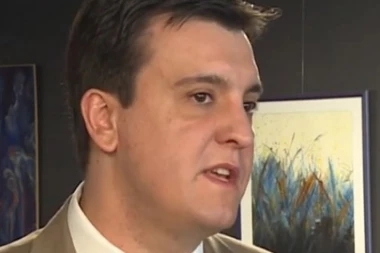 CRNOGORSKI MINISTAR OTEO NOVINARKI TELEFON IZ RUKU! Reagovala i policija, ovako nešto ni u snu nije očekivao