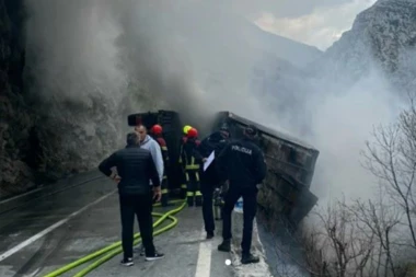 TEŠKA NESREĆA NA MAGISTRALNOM PUTU: Kamioni se sudarili kod tunela u Crnoj Gori, VATRA PROGUTALA šleper (FOTO)