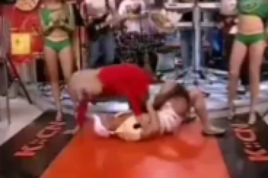 STRIPER OBRISAO POD PEVAČICOM: Priredili vrele scene na bini, a zvuk u pozadini će vas ostaviti bez teksta! (VIDEO)