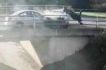 POLETEO JE U SMRT: Motociklista "ušao u sudar" dva automobila, pa ODLETEO preko mosta! Potom se dogodio epski preokret (VIDEO)